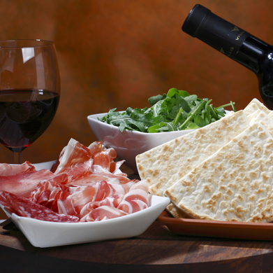 antipasto con vino, salumi e piada